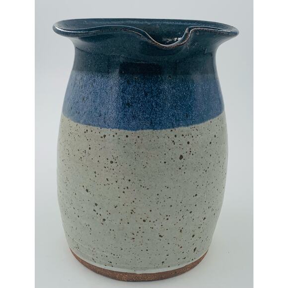 Vintage Handcrafted Pottery Pitcher Davis 8/81 Gray Blue Grass 2.5 Quart Handle - Picture 4 of 7